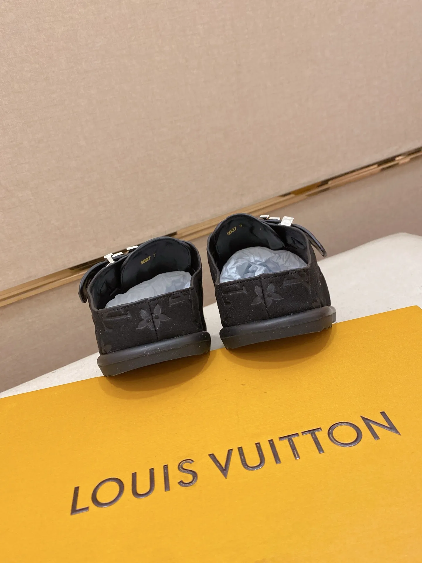 Men's shoes 💰: 360💰LV made 🔍Top purchasing agents, men's spring and summer slippers are available at the same counter. The uppers are made of Italian imported denim with logo graphics and high-quality craftsmanship. The soles are original soles specially provided by the original factory. The exclusive movable molded soles are super comfortable. Original factory follow-up products. 🔍🔍High quality. You can enter and exit the counter at will. Welcome to compare. The code number is 38-44.